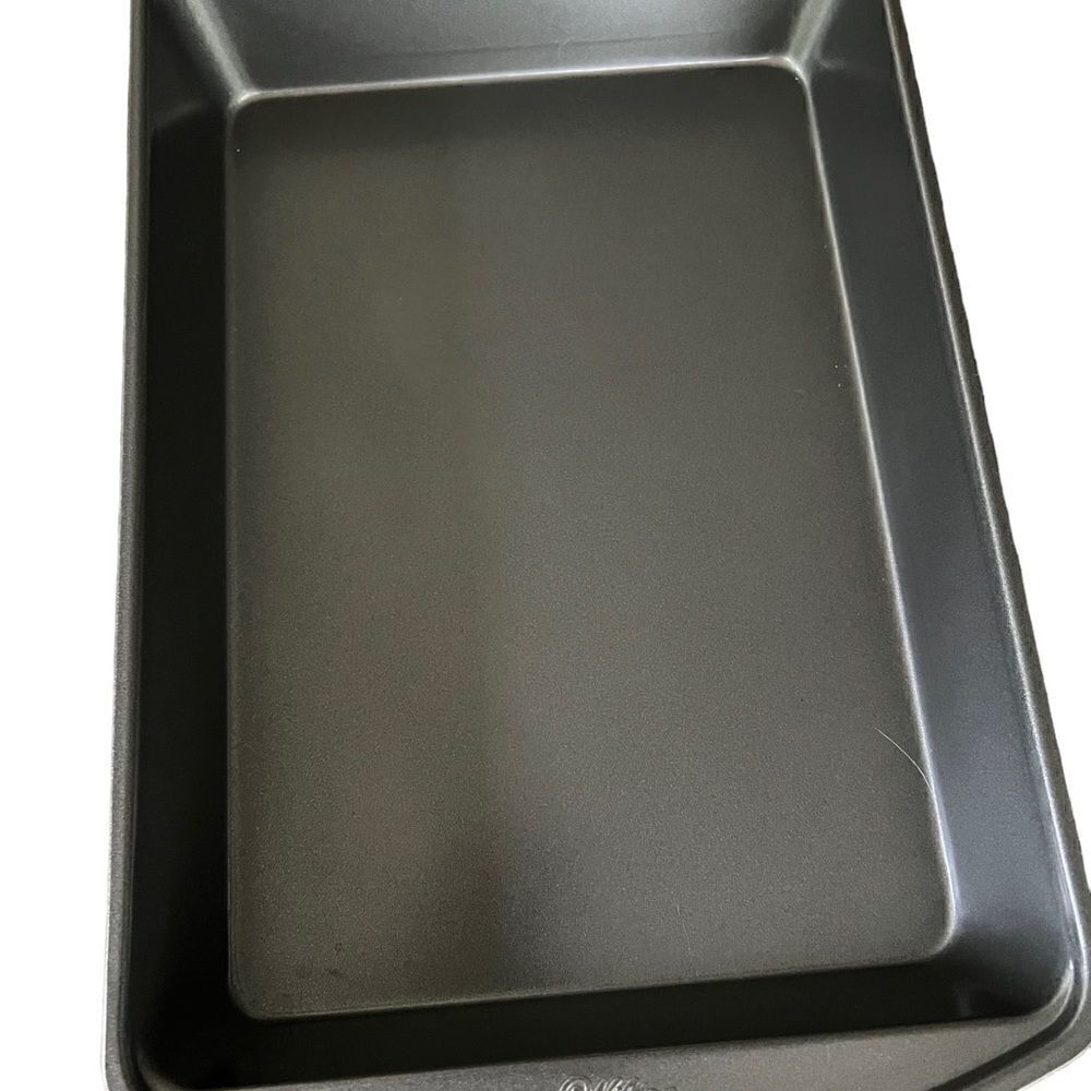 Wilton rectangular baking pan 13x9x2 - Picture 2 of 5